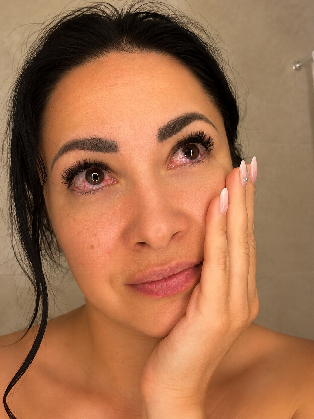 Yeux rouges après une pose d’extensions de cils : comment prévenir et accompagner cette réaction ?